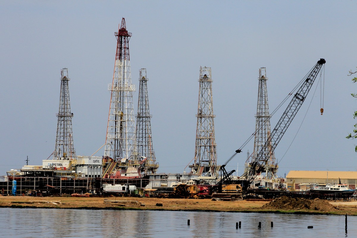 Ceny ropy spadły po ataku USA na Wenezuelę. Niepewność na rynku paliw