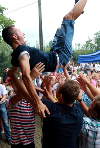 Rafał Majka został królem. W rodzinnej wsi założyli mu koronę