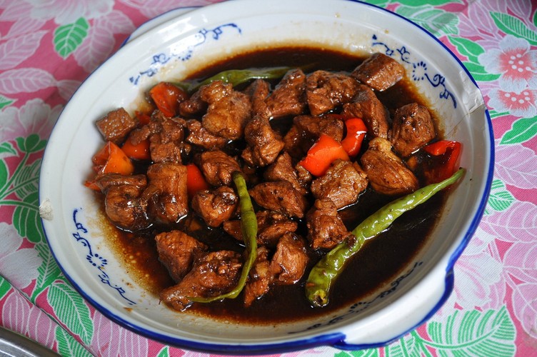 Adobo - narodowa potrawa na Filipinach. Jest to nic innego jak kawałki kurczaka lub wieprzowiny ugotowane w sosie sojowym i occie. Smaczny gulasz podawany jest zazwyczaj z ryżem. Fot.flickr/whologwhy