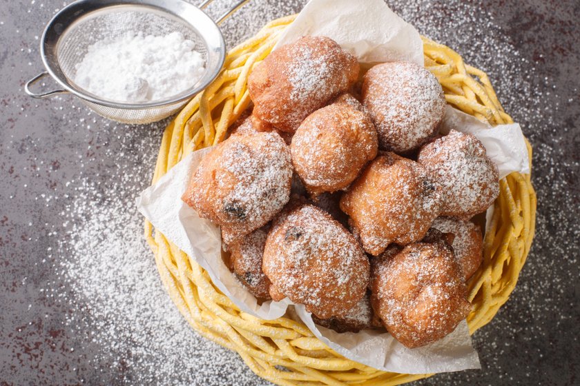 Oliebollen, czyli holenderskie pączki z rodzynkami i jabłkiem