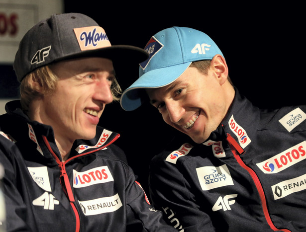 Dawid Kubacki (L) i Kamil Stoch (P)