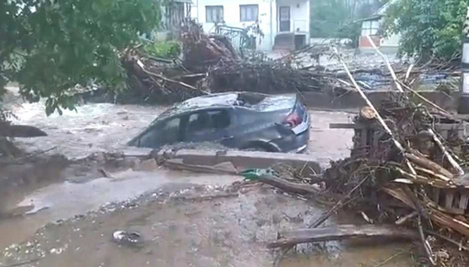 Nabujala reka nosi automobile