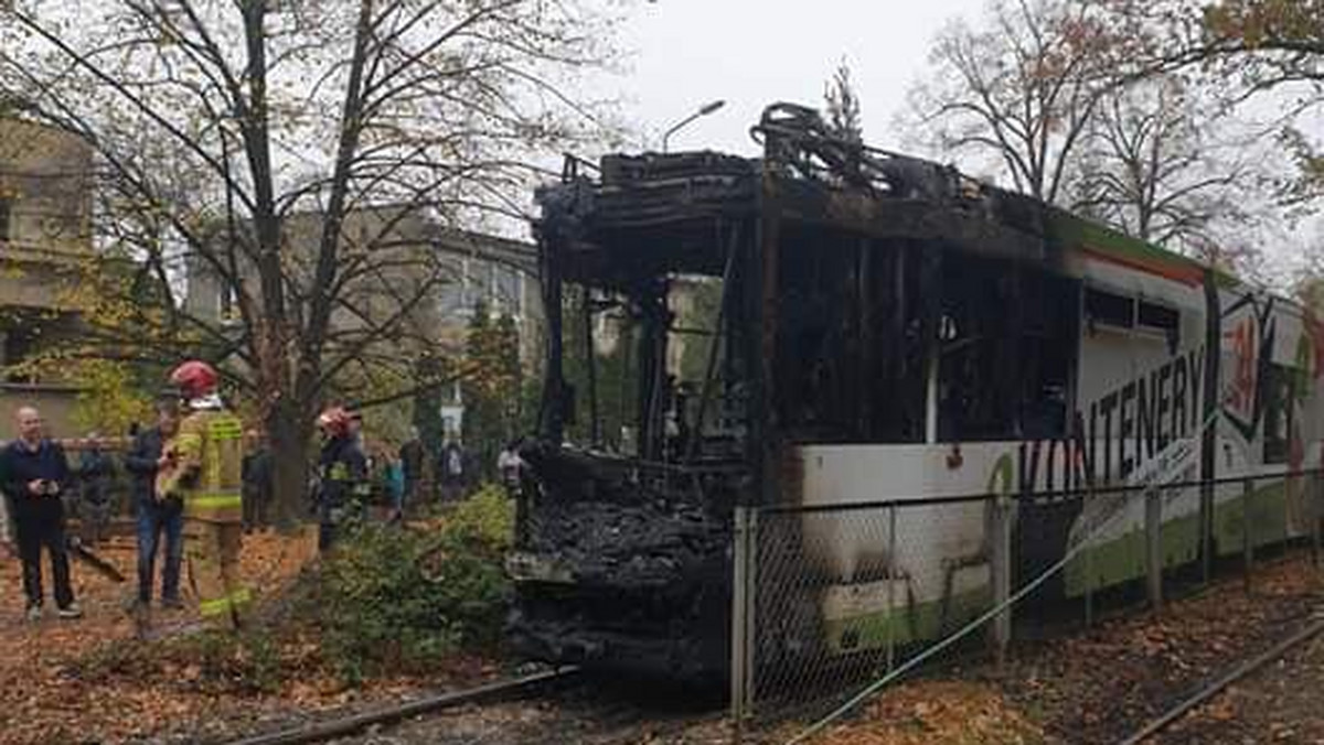 24-letni wrocławski motorniczy wyprowadził ponad 30 pasażerów z tramwaju, który stanął w ogniu po zderzeniu z samochodem dostawczym na Biskupinie. Na szczęście nikomu nic się nie stało. Sprawę wypadku bada policja. Tymczasem prezes MPK obiecał, że za wzorową postawę przyzna motorniczemu nagrodę i podwyżkę.