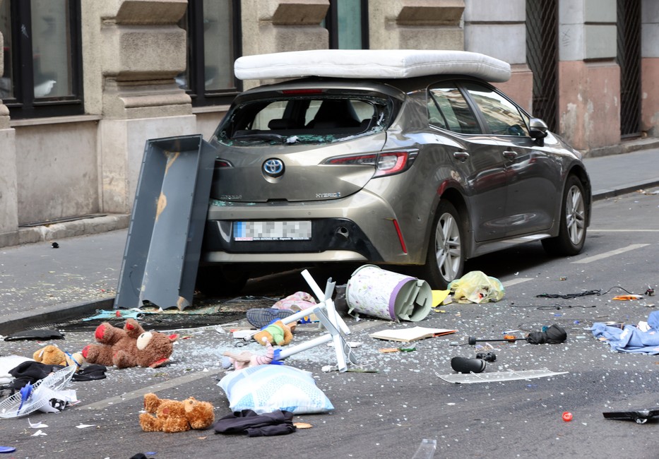 Bekattant: mindent kidobált az ablakon egy nő a budapesti belvárosban az  utcára - Még egy tengerimalacot is - Blikk Rúzs