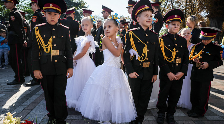 A Kijev külvárosában működő katonai isko-lába a fiúk mellett lá-nyok is járhatnak Figyelem!Az 540 tanulót befoga-dó intézményben 82 új nebuló próbálta el a nyi-tónapi ünnepséget / Fotó: MTI / EPA / OLEG PETRASYUK