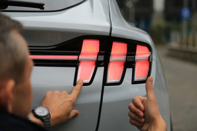 Tylne światła w formie trzech pionowych pasków to element nawiązujący do kultowego Mustanga w wersji benzynowej.