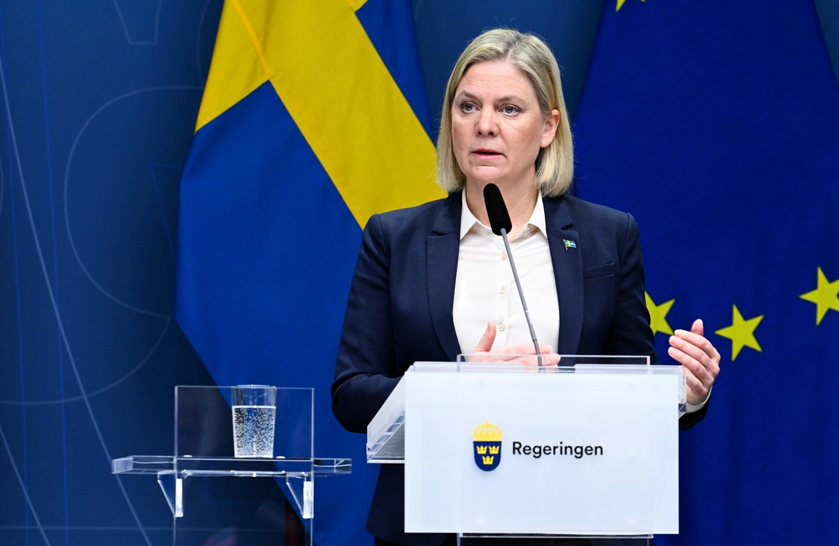 epa09789732 Swedens Prime Minister Magdalena Andersson during a press conference regarding the security situation in Europe in Stockholm, Sweden, 27 February 2022. Andersson announced Sweden was directly supporting Ukraine's armed forces with field rations, helmets, body shields and anti-tank weapons as Russia's invaion is ongoing. Russian troops entered Ukraine on 24 February prompting the country's president to declare martial law and triggering a series of announcements by Western countries to impose severe economic sanctions on Russia. EPA/Jessica Gow SWEDEN OUT Dostawca: PAP/EPA.