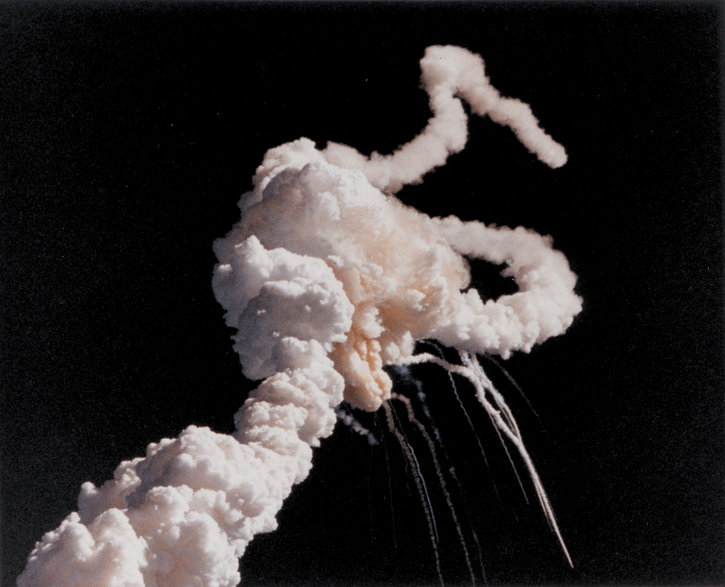 Dramatyczny efekt eksplozji rakiet nośnych i zbiornika wodoru promu "Challenger"