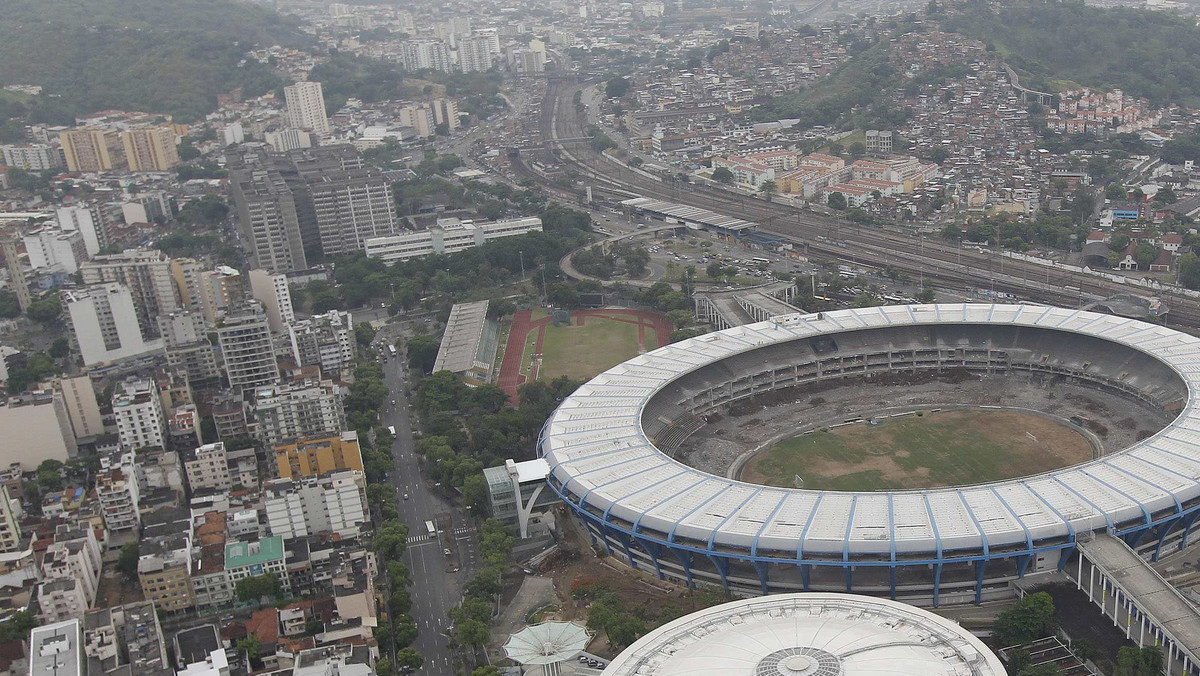 Przed słynnym stadionem Maracana w Rio de Janeiro parę tysięcy osób protestowało przeciwko krzywdzącym według nich decyzjom FIFA. Wszystko przez wstępny plan Mundialu 2014, który nie uwzględnia występów reprezentacji gospodarzy na słynnym stadionie.