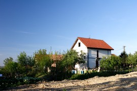 Posle SEDAM GODINA u kući je otkrio SKRIVENA VRATA: Kad je video šta se iza njih krije bio je U POTPUNOM ŠOKU