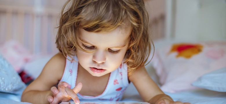 Czy tablet nauczy dziecko mówić? Psycholog wyjaśnia