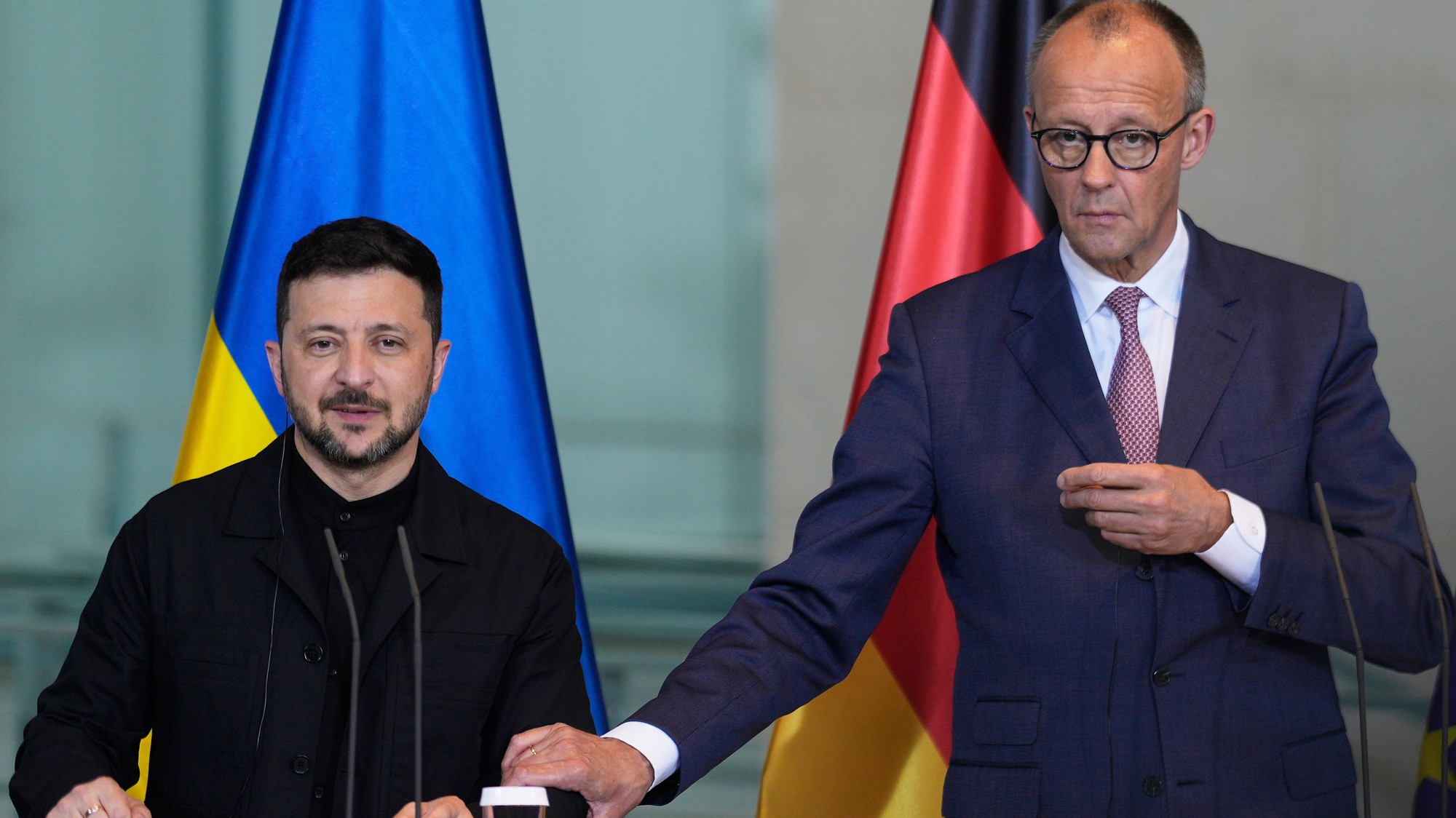 Ukrajinský prezident Volodymyr Zelenskyj  (vľavo) a nemecký kancelár Friedrich Merz.