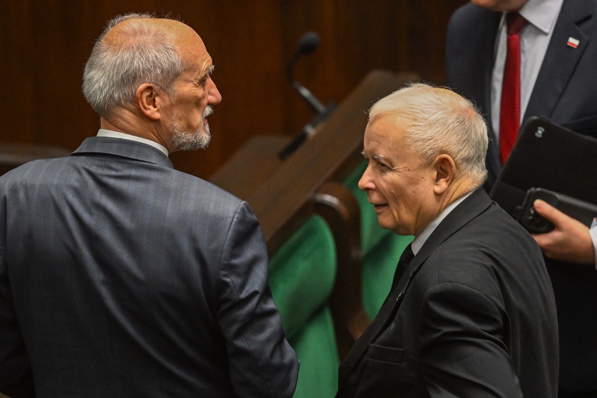 Warszawa, 06.11.2024. Prezes PiS Jarosław Kaczyński (C) oraz poseł PiS Antoni Macierewicz (L) na sali plenarnej Sejmu w Warszawie