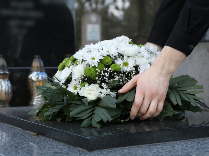 "Želim da prestanem da uređujem grob roditelja, da li je to u redu?"