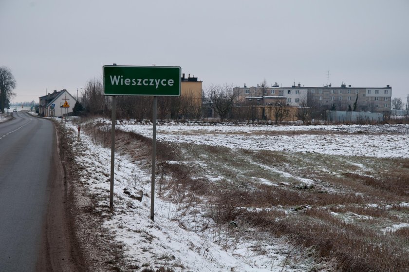 Szaleniec sterroryzował wieś! Ciął drzwi piłą mechaniczną i podpalał samochody