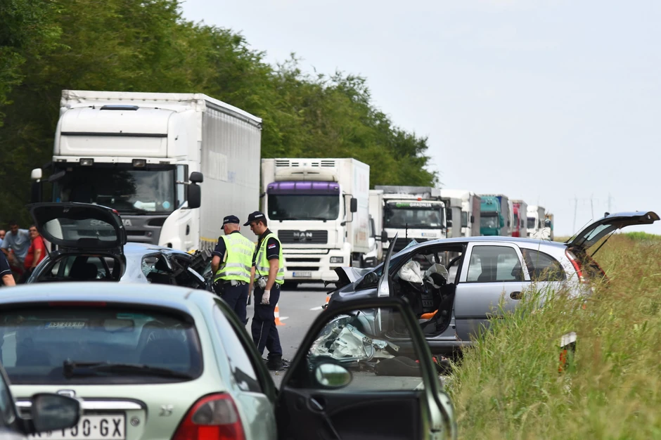 Stravična nesreća kod Kaća, tri ženske osobe poginule na licu mesta