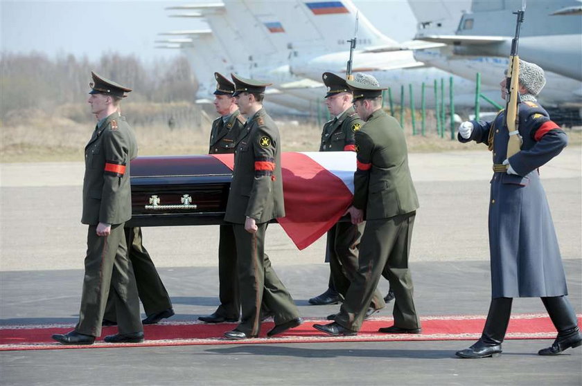 Wladymir Putin, poegnanie, trumna, Lech Kaczyński, katastrofa, śmierć prezydenta, Smoleńsk, Katyń