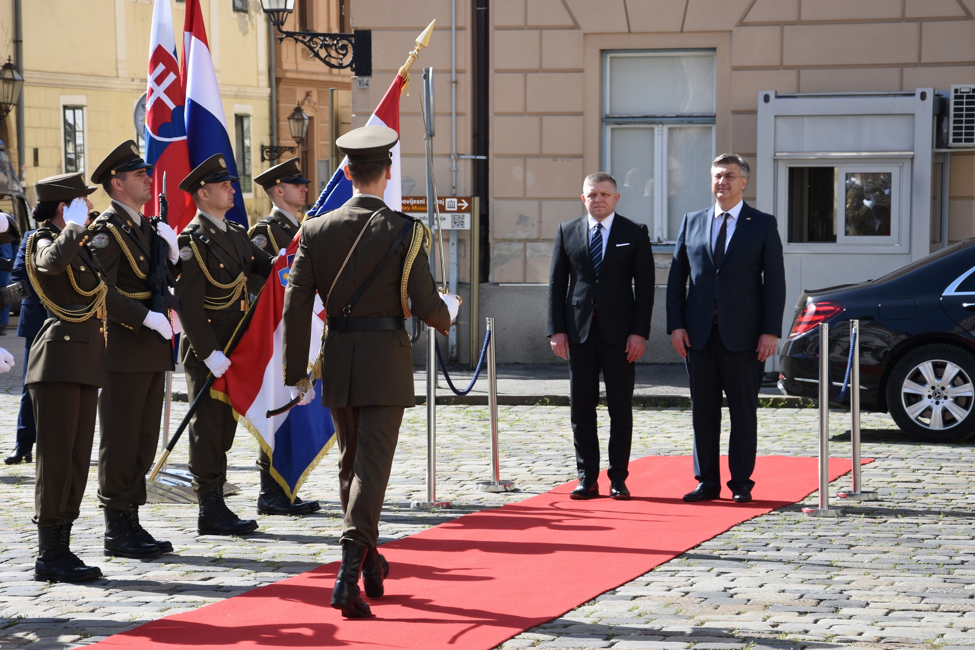 Premiér SR Robert Fico (druhý vpravo) a chorvátsky premiér Andrej Plenkovič počas uvítacieho ceremoniálu v Záhrebe.