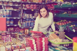 Zastanawiasz się, dlaczego słodycze są sprzedawane w coraz mniejszych opakowaniach? Oto odpowiedź
