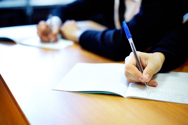 <strong>Egzamin na zakończenie 8 klasy</strong>
<br><br>Na zakończenie 8-letniej szkoły podstawowej uczniowie będą zdawać egzamin z czterech przedmiotów: języka polskiego, matematyki, języka obcego i historii. Jego wyniki będą brane pod uwagę przy rekrutacji do szkół. Ministerstwo dużo uwagi poświęca podstawie programowej, szczególnie w klasach V-VIII. „Przewidujemy, że pod koniec listopada pokażemy w całości podstawy programowe przede wszystkim dla tych trzech roczników