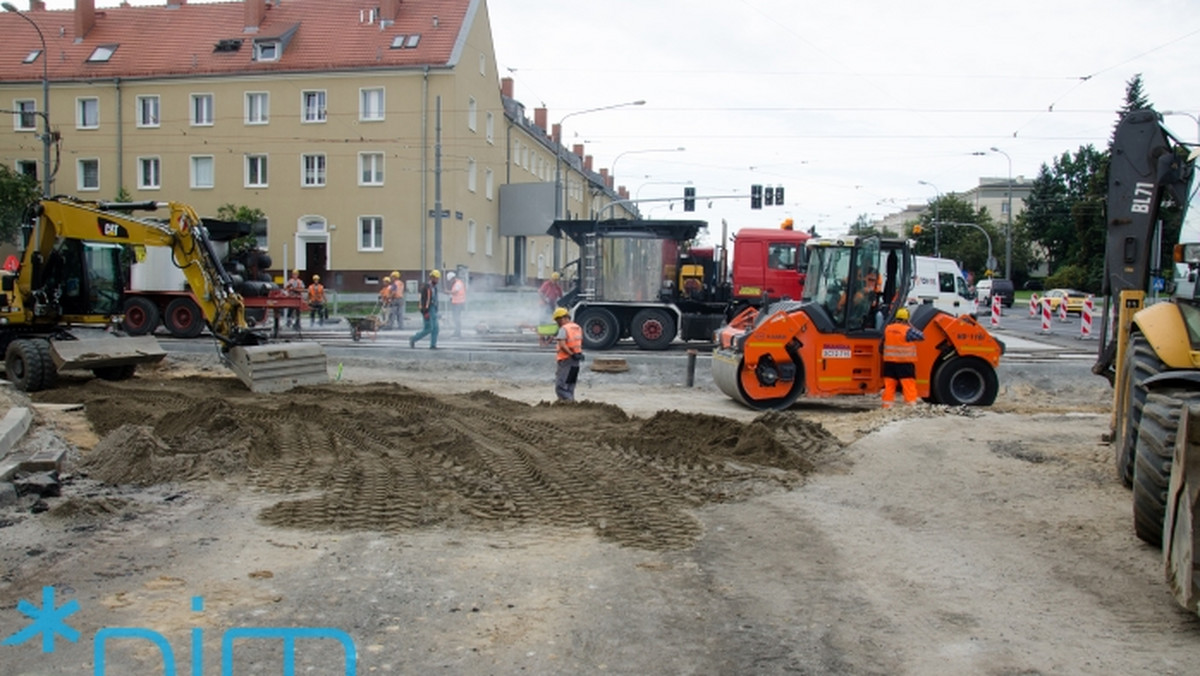 Poznańskie Inwestycje Miejskie wypowiedziały umowę byłemu wykonawcy prac na Dąbrowskiego 28 czerwca, po tym, jak jego pracownicy zeszli z placu budowy. Miasto wskazało, że firma Balzola powinna zapłacić ponad cztery miliony złotych za opóźnienia w zakończeniu remontu. Chociaż firma odpiera zarzuty, to z jej gwarancji bankowej wpłynęły na konto miasta prawie dwa miliony złotych.