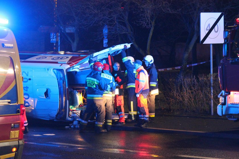 Jelenia Góra: Wypadek przy szpitalu. Karetka zderzyła się z toyotą