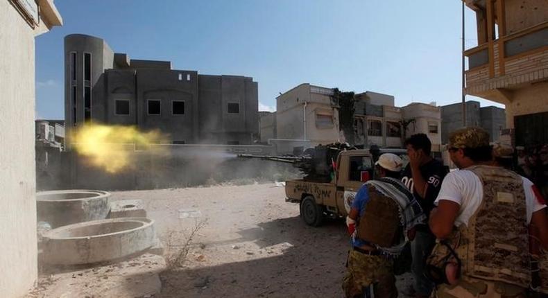 Members of Libyan forces allied with the UN-backed government fire a weapon towards Islamic State militants in neighbourhood Number One in central Sirte, Libya August 28, 2016. 