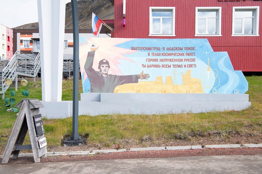 Murale i plakaty na kilku budynkach w Barentsburgu na Svalbardzie upamiętniają obecność Rosji w Arktyce