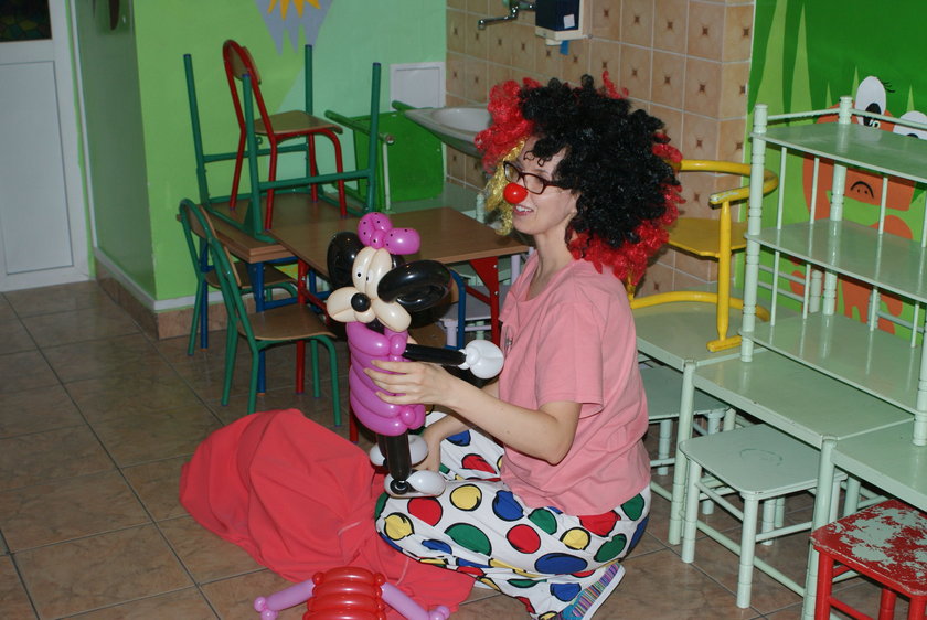 Anna Jarosz w szpitalu w stroju klauna