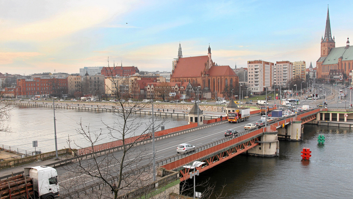 Bazylika Archikatedralna pw. św. Jakuba i kościół św. Jana Ewangelisty - to niektóre z obowiązkowych punktów, które powinien zobaczyć każdy, kto odwiedzi Szczecin. Warto także odwiedzić Jasne Błonia, gdzie św. Jan Paweł II odprawił mszę.