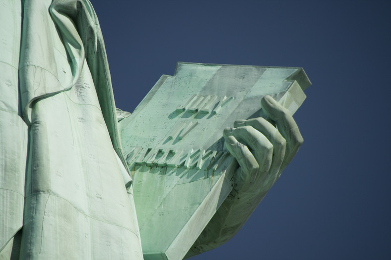 Tablica pamiątkowa trzymana przez Statuę Wolności