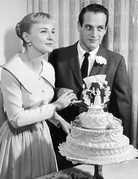 Joanne Woodward i Paul Newman pozują z weselnym tortem, 1958 rok