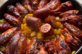 RUČAK ZA 500 DINARA: Pečeni krompir, pileća krilca i kobasica iz jedne tepsije - RECEPT oduševio domaćice!