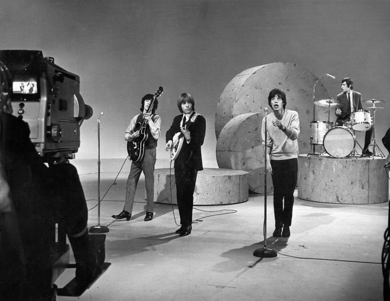 Bill Wyman, Brian Jones, Mick Jagger, Charlie Watts i Keith Richards w programie "The Ed Sullivan Show" 25 października 1964 r.