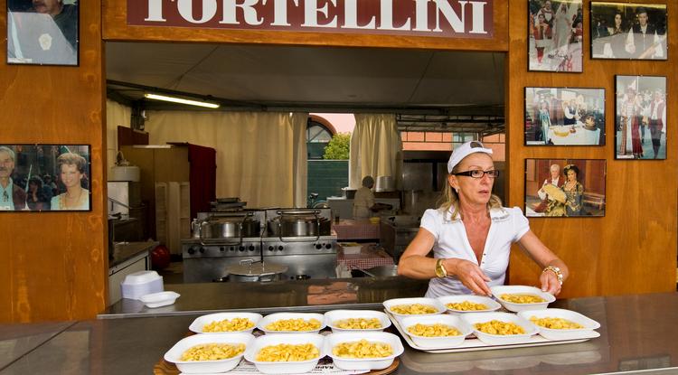 Házi tortellinit árul egy nő Rómában