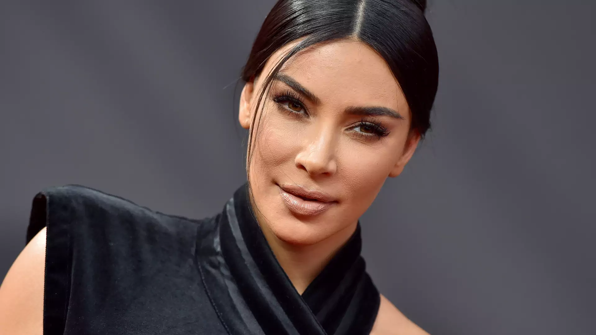 Kim Kardashian mówi, jak radzi sobie z łuszczycą i publikuje zdjęcie twarzy