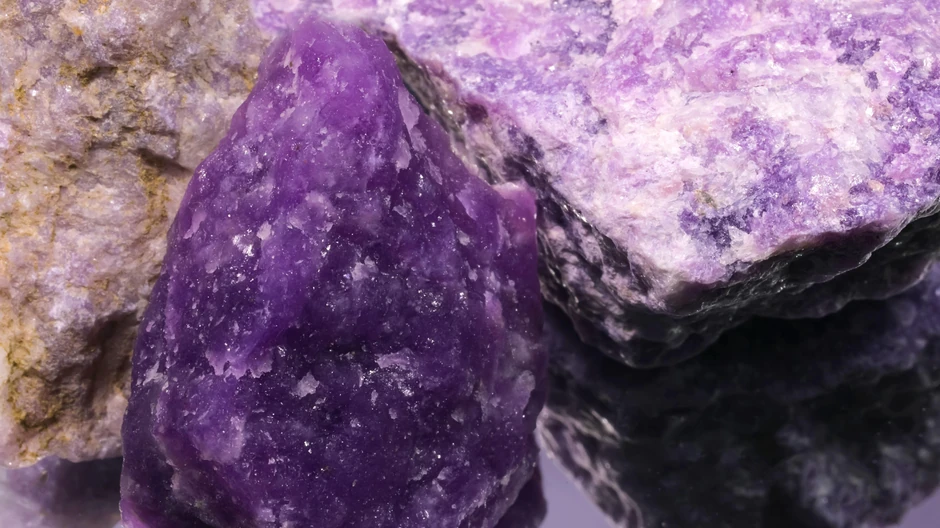 Veruje se da Ukrajina ima bogate zalihe litijuma, koji se izvlači iz materijala kao što je ovaj lepidolit | Foto: Getty Images