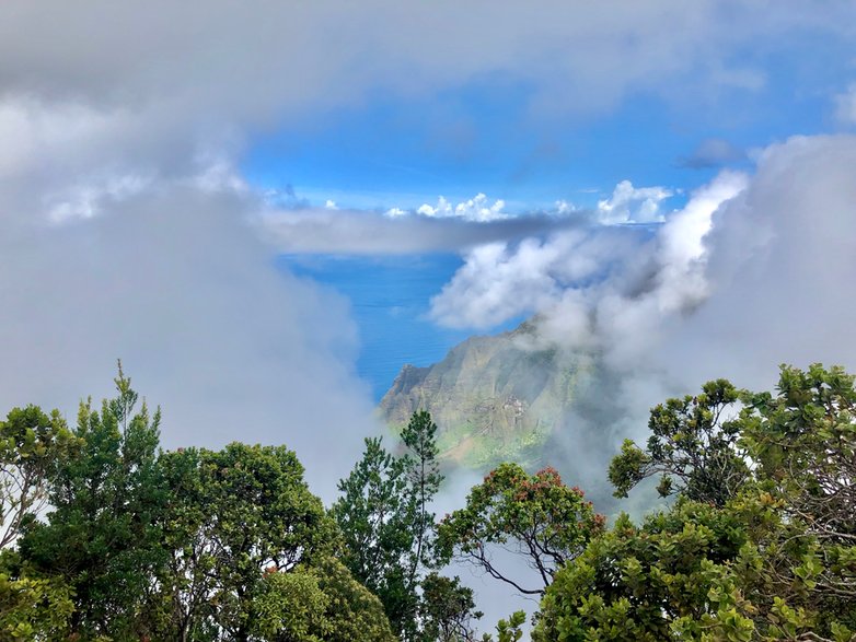 Zachmurzona panorama z punktu widokowego Pu'u o Kila