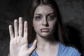 Kobieta dziewczyna przemoc gwałt pobicie