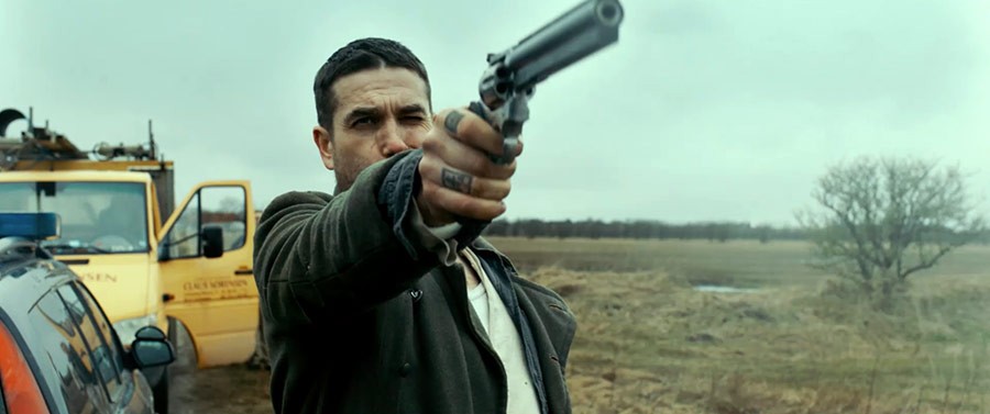 <strong>Małżeńskie porachunki, reż. Ole Bornedal</strong>
<br><br>
Ib i Edward mają już dość swoich żon oraz dotychczasowego życia i chętnie zakosztowaliby na nowo swobody. Przy kieliszku snują misterny plan, a potem wynajmują płatnego zabójcę, który ma im pomóc odzyskać wolność. Dużo oszczędniej jest zatrudnić mordercę na zlecenie, niż rozwieść się po kilkunastu latach małżeństwa! Przyjaciele nie doceniają jednak swoich żon i nieoczekiwanie to oni muszą zacząć obawiać się o swoje życie. 
<br><br>
[opis dystrybutora kino]
<br><br>
Polska premiera: 7 kwietnia 2017