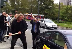 Wściekły kierowca rozbił młotem swoje BMW w proteście! Zobacz WIDEO