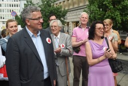 Komorowski: Obecny rząd nie wystąpi o reparacje