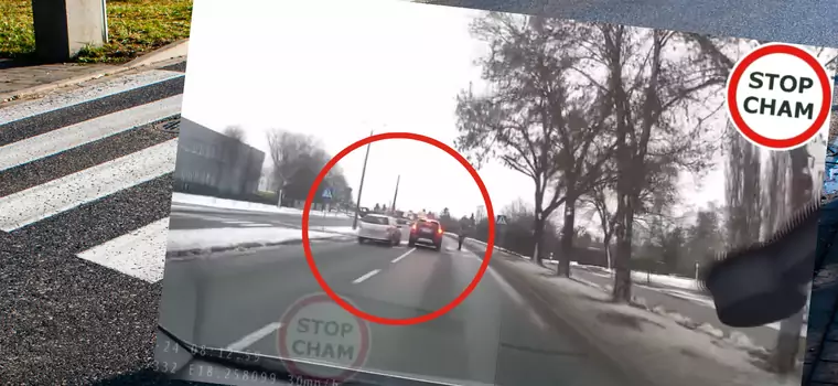 Wyprzedził auto stojące przed przejściem dla pieszych. Ułamki sekund od tragedii [WIDEO]