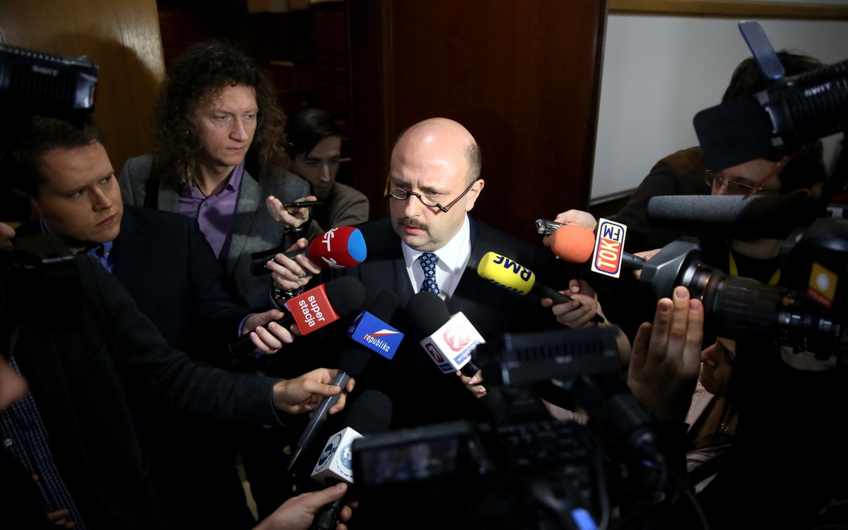 Warszawski sąd zebrał się na posiedzeniu by zdecydować, czy umorzyć proces pięciu osób oskarżonych w trybie prywatnym przez rodziny ofiar katastrofy smoleńskiej., na zdj. Mec. Stefan Hambura, PAP/Tomasz Gzell