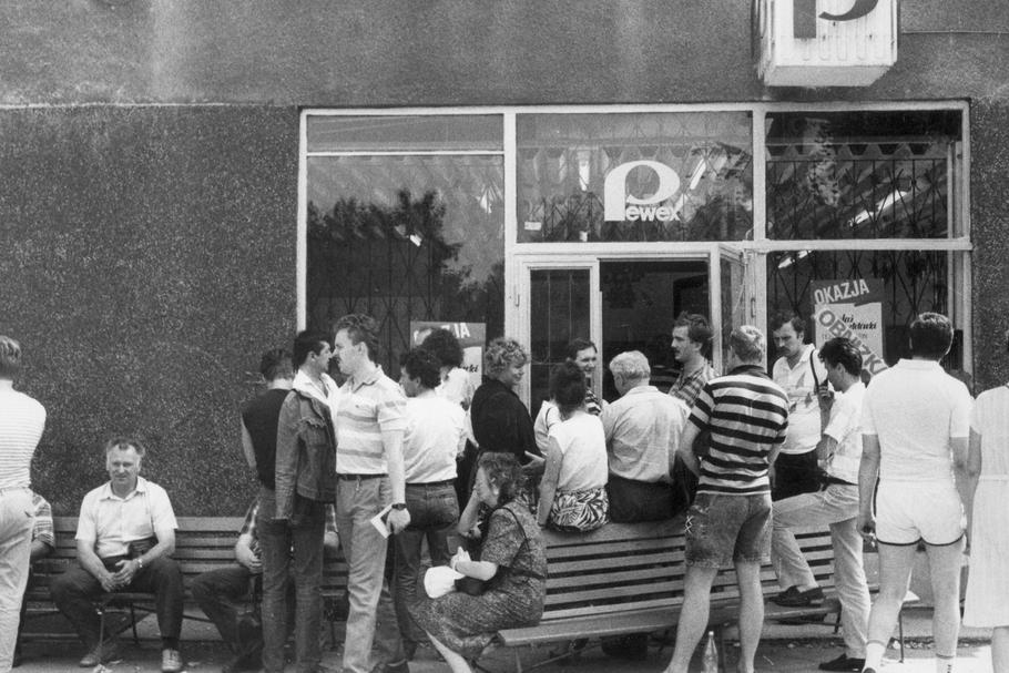 Kolejka przed sklepem Pewexu przy ulicy Grzybowskiej, 27 czerwca 1989 roku.