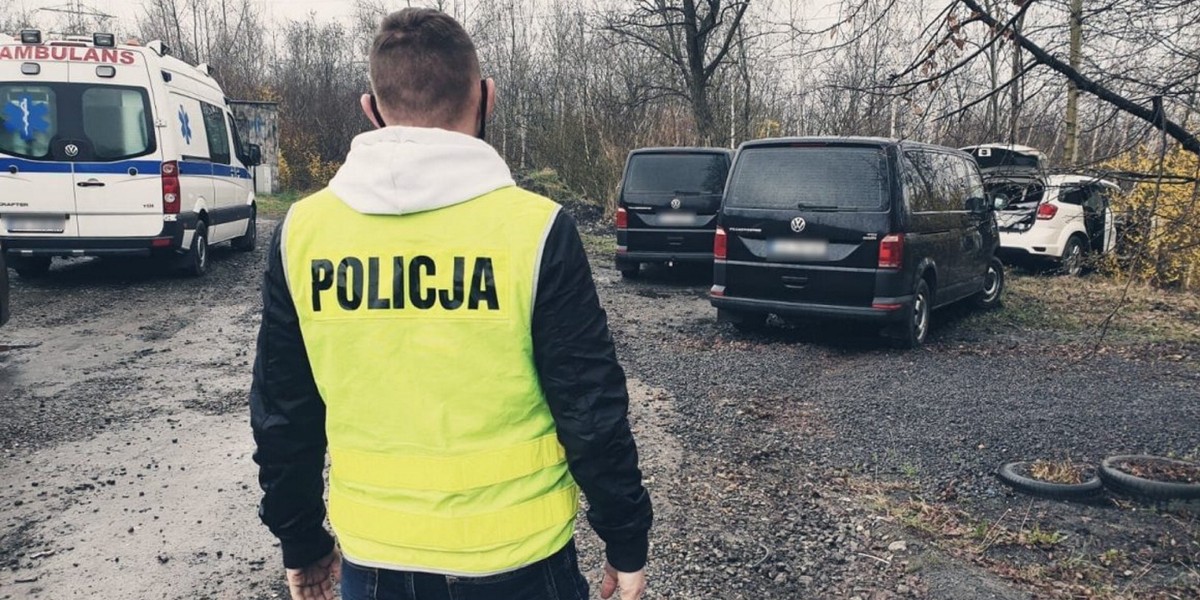 Ruda Śląska. Policyjne strzały w trakcie zatrzymania 36-latka. Auto zawisło na skarpie. 36-latek mierzył z broni palnej w policjantów. Został śmiertelnie postrzelony 