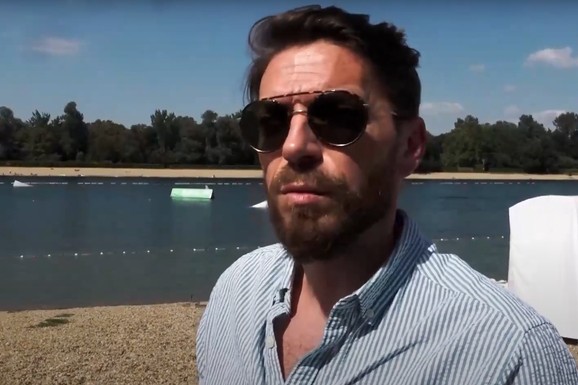 CEO STAN U NARANDŽASTOJ BOJI Glumac se razveo nakon 17 godina braka, sad pokazao gde živi: Oko njega jastuci i cveće (Foto)