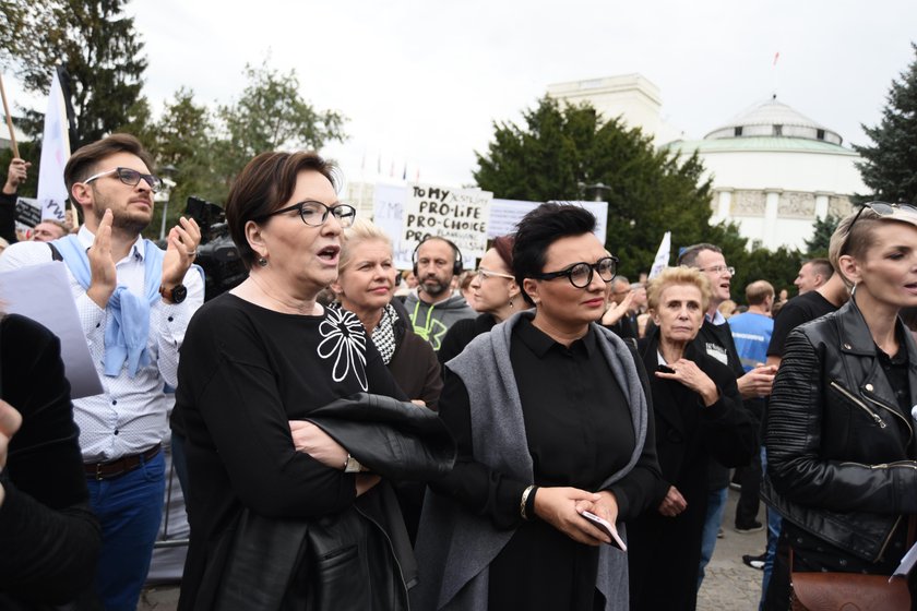 "Pięćset złotych nie dla zygoty!": wkurzone Polki pod Sejmem