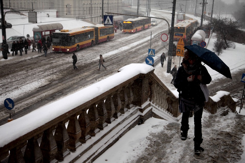 Zima daje się we znaki mieszkańcom stolicy, fot. PAP/Tomasz Gzell