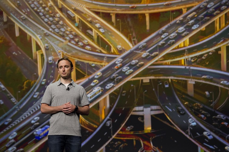 <b>Google wkracza do twojego samochodu...</b>
<br><br>
W San Francisco gigant z Mountain View zaprezentował również usługę Android Auto, która umożliwi pełną współpracę pomiędzy naszymi komputerem pokładowym, a smartfonem z systemem Android. Usługa została stworzona z myślą o 